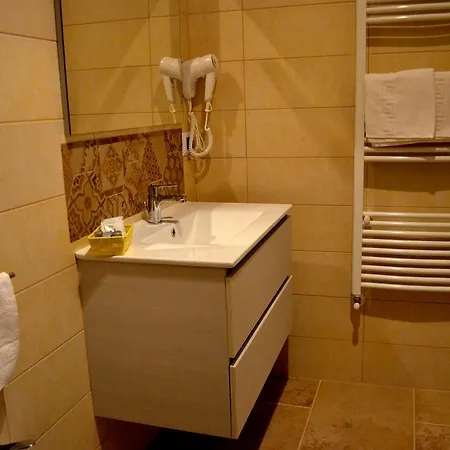 Domus Bed and Breakfast 4*